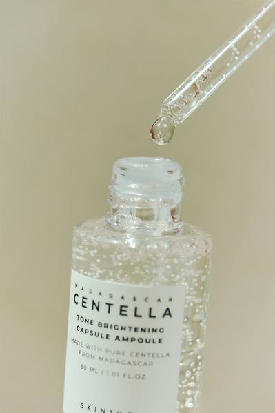 SKIN1004 Madagascar Centella Tone Brightening Capsule Ampoule -  зволожуюча сироватка для розгладження та роз'яснення шкіри 30 мл 2345 фото