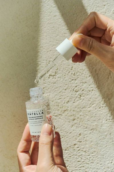 SKIN1004 Madagascar Centella Tone Brightening Capsule Ampoule -  зволожуюча сироватка для розгладження та роз'яснення шкіри 30 мл 2345 фото